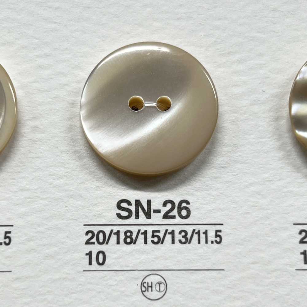 SN26 天然材料由尖尾螺製成 2 孔光澤鈕扣 愛麗絲鈕扣